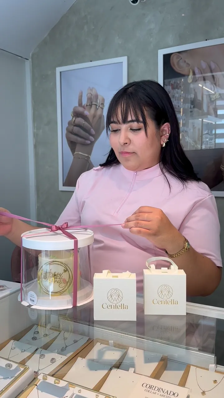 Atención en vitrina Centella: detalle de empaque y joyería expuesta.