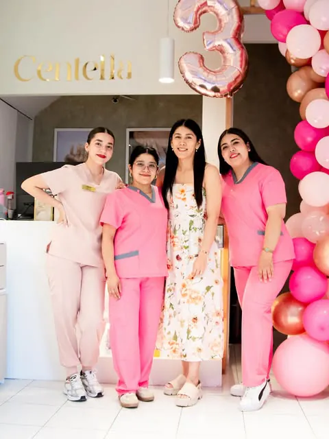 Equipo Centella celebrando aniversario en espacio con branding dorado.