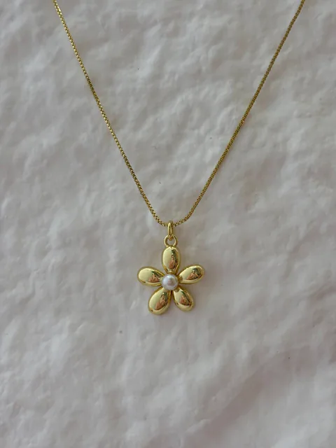 Collar Flor Perla Radiante